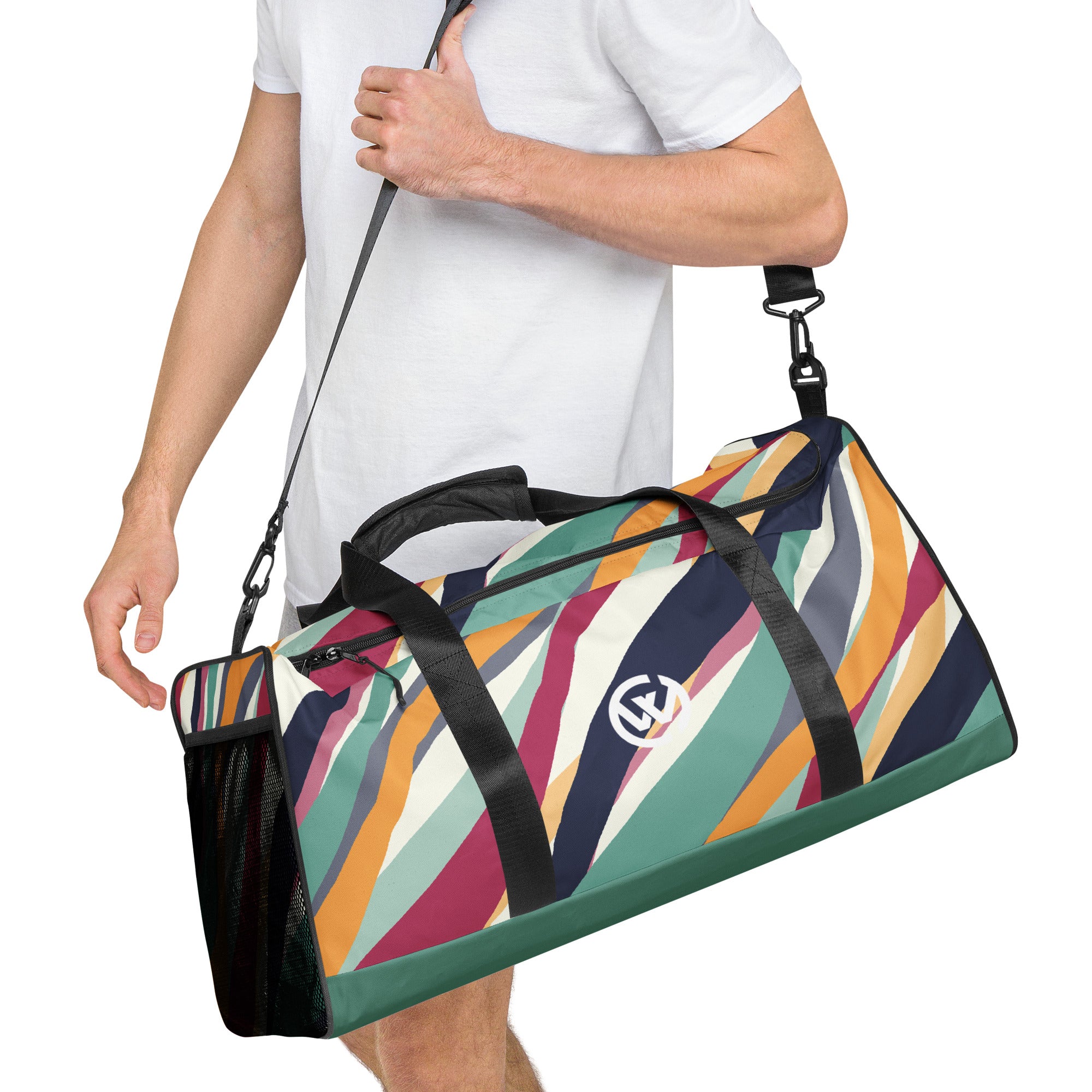 Person trägt eine bunte, individuell gestaltete Sporttasche mit abstraktem Streifenmuster.
