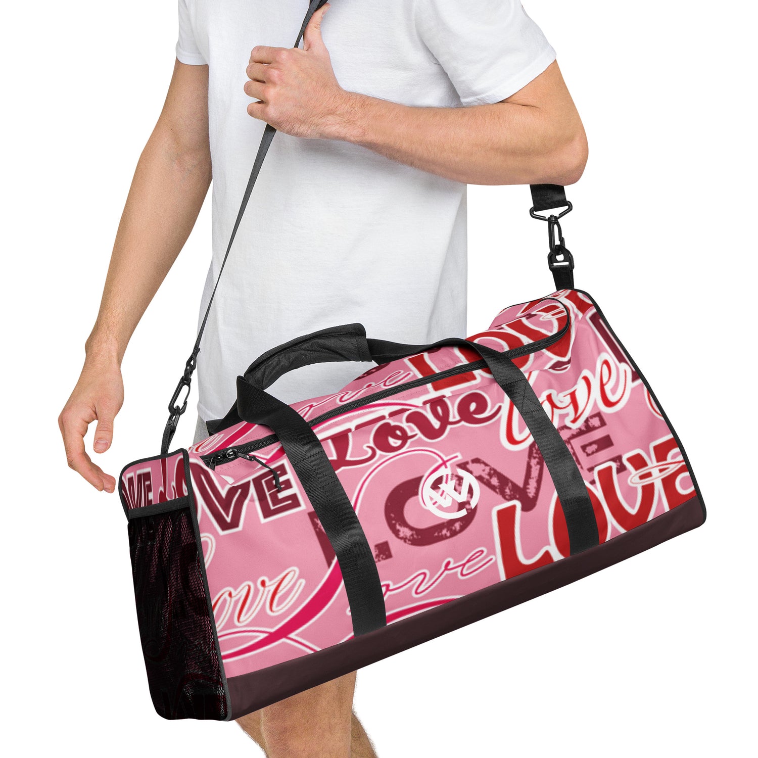 Person mit einer pinkfarbenen Sporttasche mit rotem Love-Print und Schultergurt