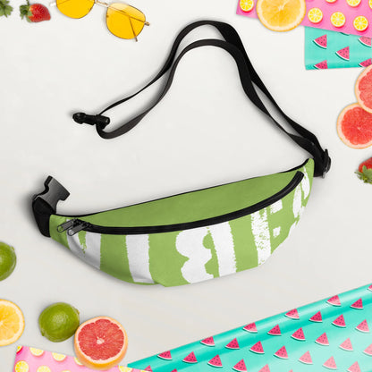 Grüne personalisierbare Bauchtasche mit weißem Aufdruck auf hellem Hintergrund mit Sommer-Accessoires