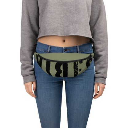 Person in Jeans und grauem Crop-Top mit olivgrüner Bauchtasche mit schwarzem Grafikprint