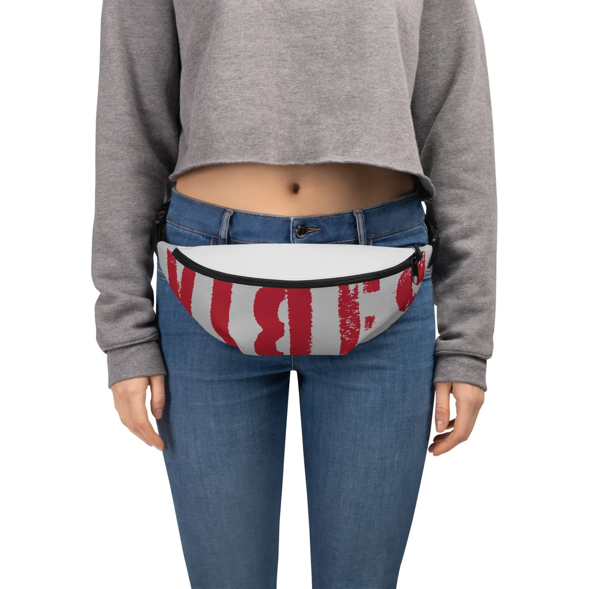 Person in Jeans mit einer weiß-roten Gürteltasche mit abstraktem Design