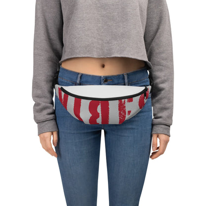 Person in Jeans mit einer weiß-roten Gürteltasche mit abstraktem Design