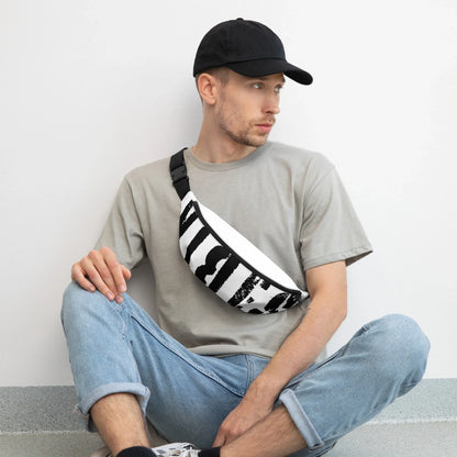 Mann mit schwarzer Basecap, grauem T-Shirt und einer schwarz-weißen Bauchtasche mit Grafikprint.