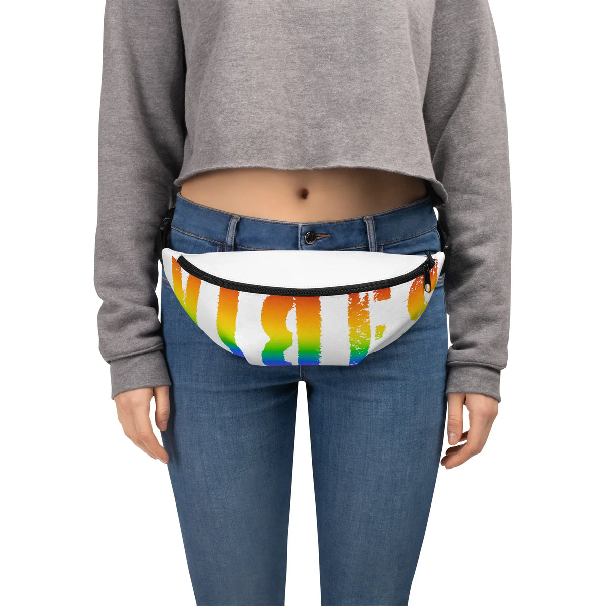 Weiße Bauchtasche mit regenbogenfarbenem Grafikprint an blauer Jeans