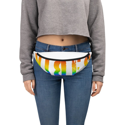 Weiße Bauchtasche mit regenbogenfarbenem Grafikprint an blauer Jeans