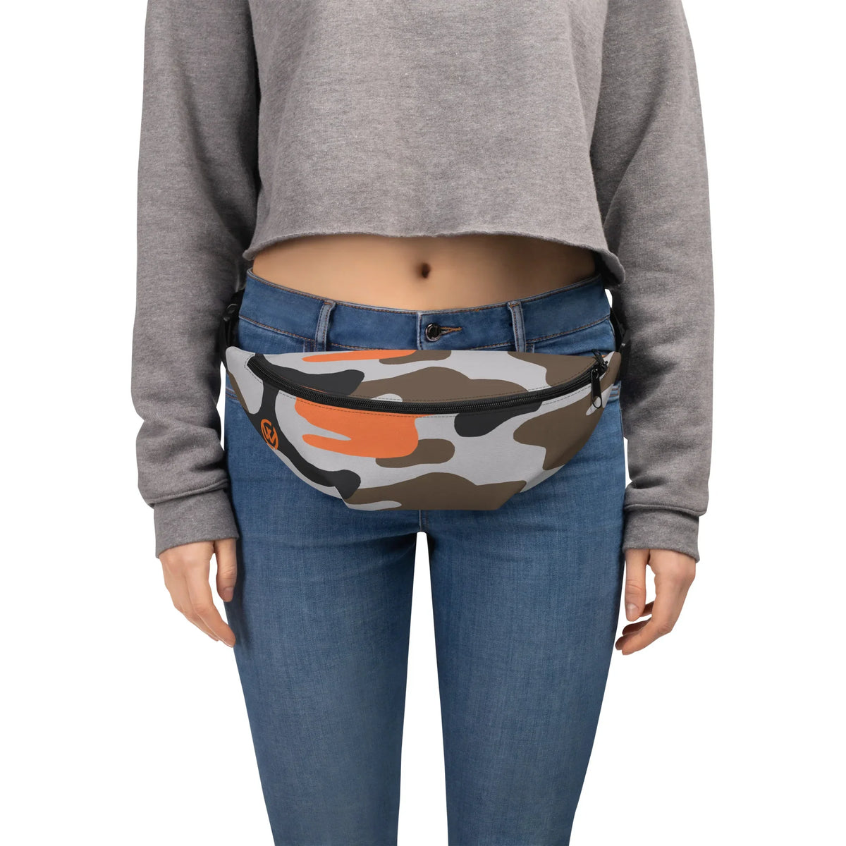 Person in Jeans und grauem Crop-Top mit einer Camouflage-Bauchtasche in Grau und Orange