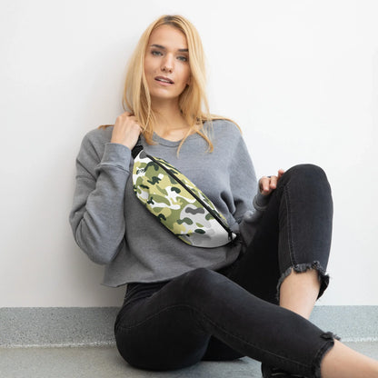 Frau in grauem Sweatshirt und schwarzen Jeans mit einer Gürteltasche im Camouflage-Design