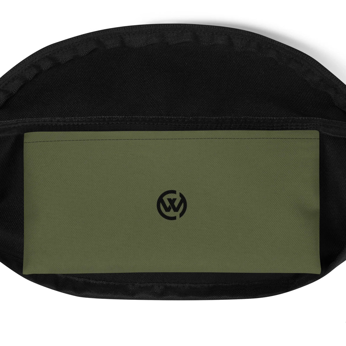Detailansicht einer olivgrünen Tasche mit schwarzem Logo-Print