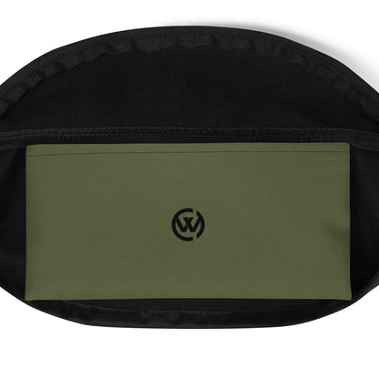 Detailansicht einer olivgrünen Tasche mit schwarzem Logo-Print
