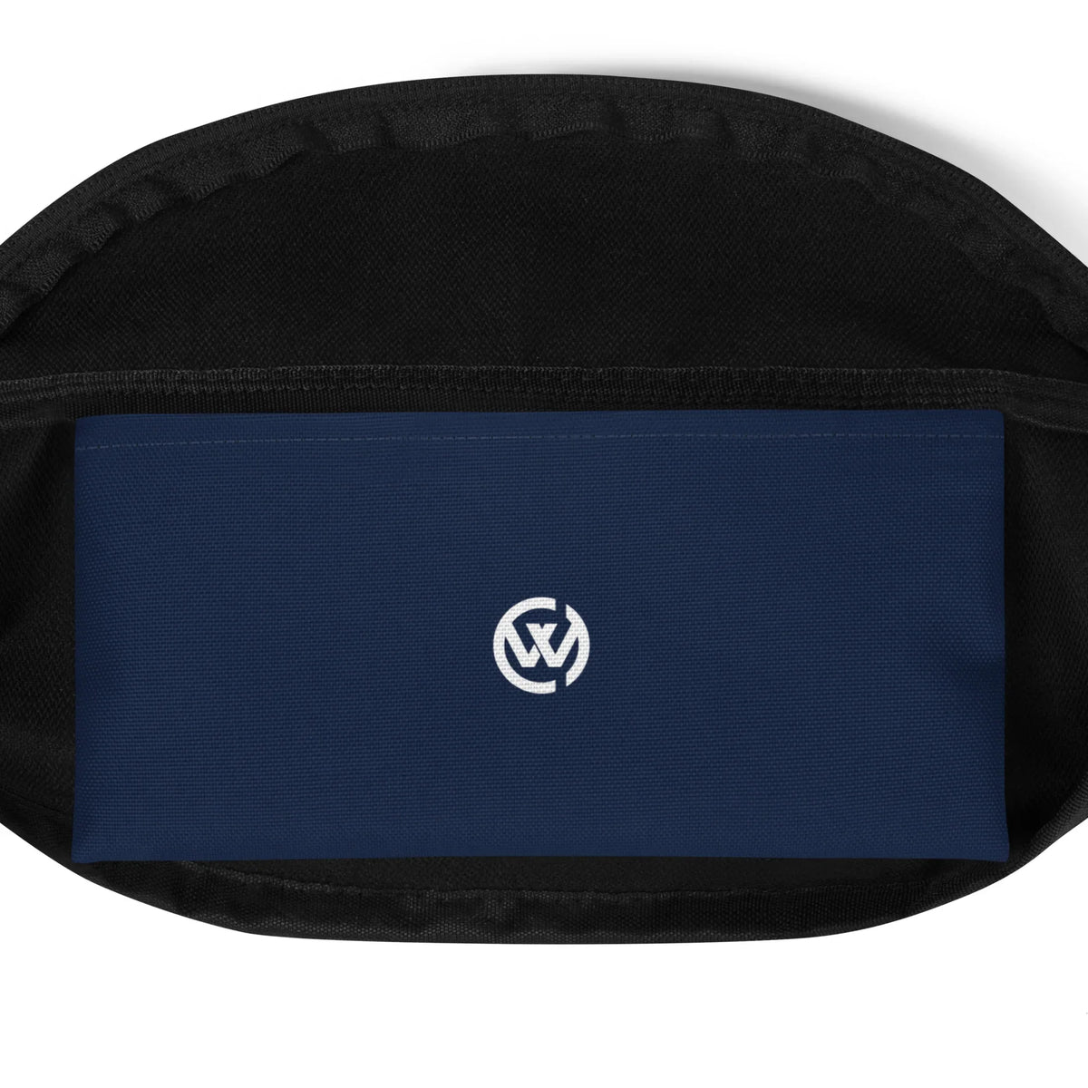 Nahaufnahme einer schwarzen Gürteltasche mit dunkelblauem Fach und weißem Logo