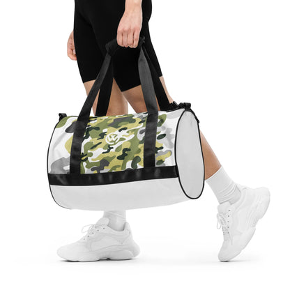 Person trägt eine CREWILD Sporttasche mit grau-grünem Camouflage-Muster.