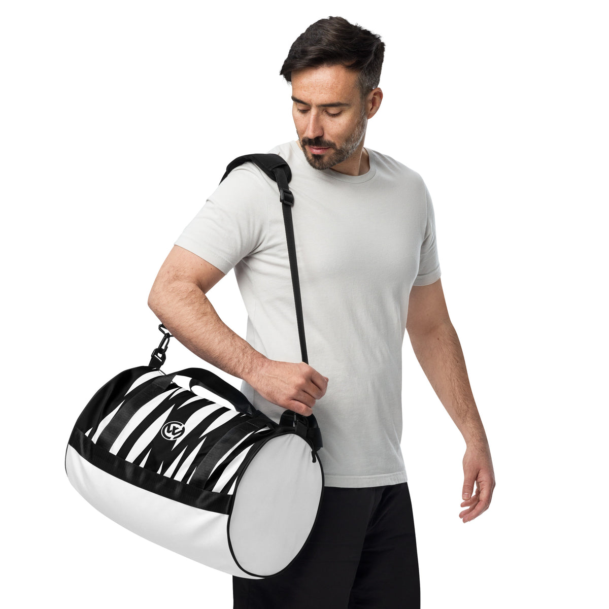 Mann mit CREWILD Sporttasche JUNGLE in Weiß-Schwarz mit Zebramuster-Design