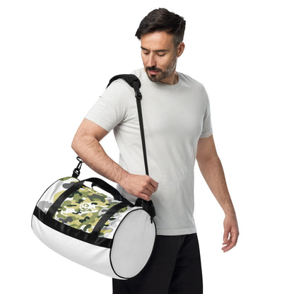 Mann trägt eine CREWILD Sporttasche mit Camouflage-Muster in Grau und Grün.