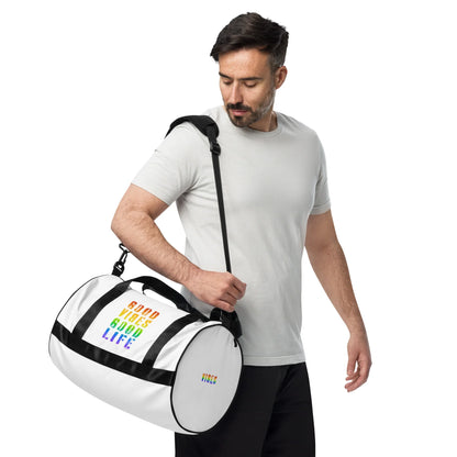 Mann mit weißer CREWILD Sporttasche mit regenbogenfarbenem Good Life Aufdruck