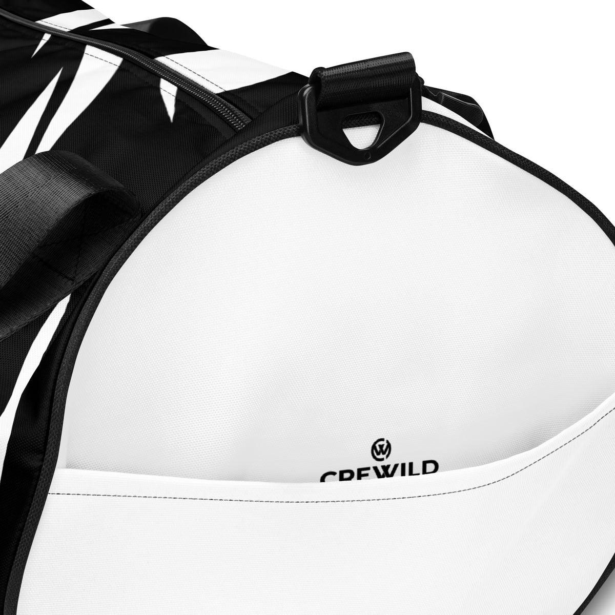 Nahaufnahme der CREWILD Sporttasche JUNGLE in Weiß und Schwarz mit Logo-Print.