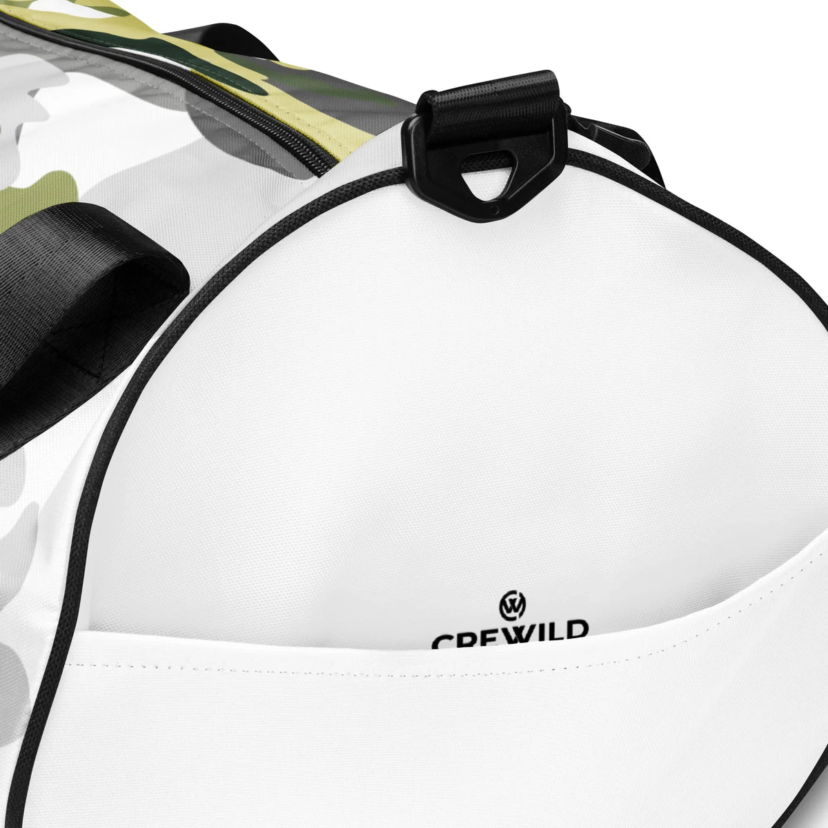 Nahaufnahme der weißen CREWILD Sporttasche mit Camouflage-Muster und Logo