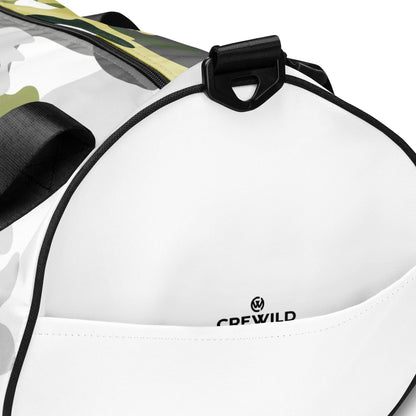 Nahaufnahme der weißen CREWILD Sporttasche mit Camouflage-Muster und Logo