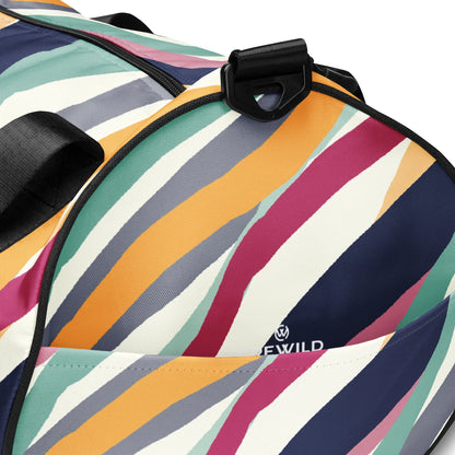 Detailaufnahme der bunten CREWILD Sporttasche COLORS mit gestreiftem Design