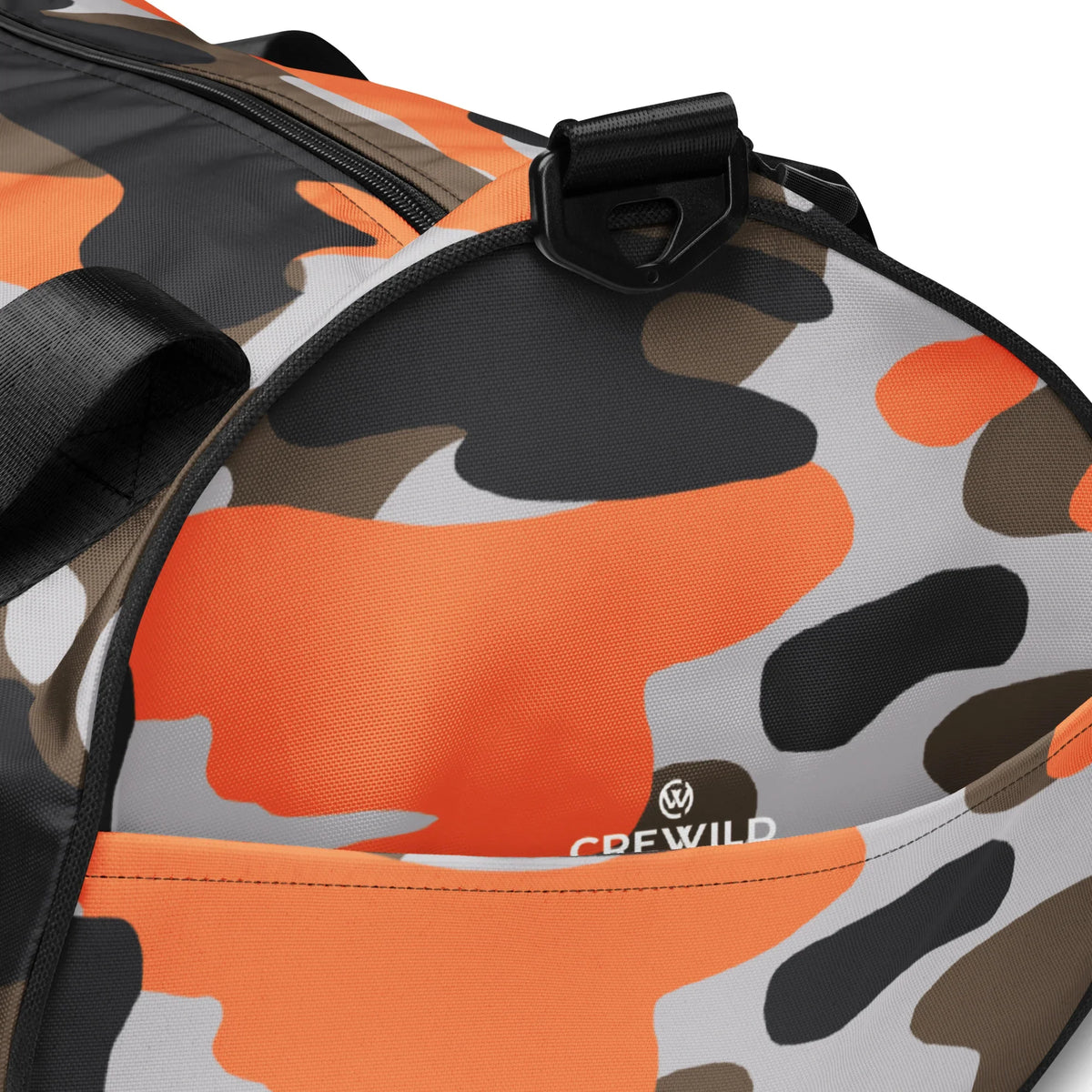 Nahaufnahme der CREWILD Sporttasche mit orange-grauem Camouflage-Muster.