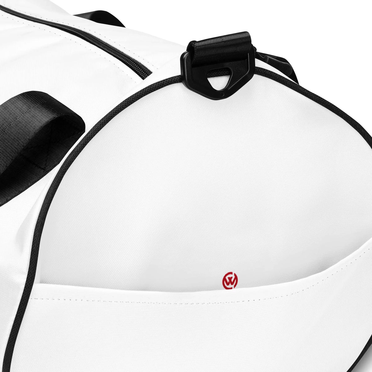 Nahaufnahme der weißen CREWILD Sporttasche mit schwarzen Details und rotem Logo