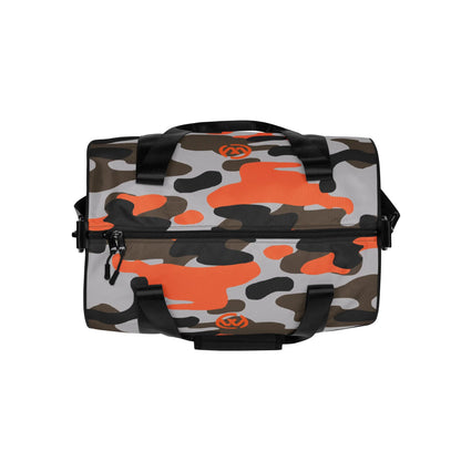 CREWILD Sporttasche im Camouflage-Design mit orangefarbenen Akzenten