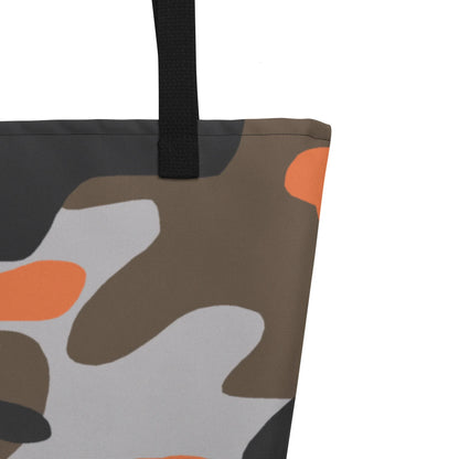 Nahaufnahme der CREWILD Tragetasche im modernen Camouflage-Design mit orangefarbenen Akzenten.