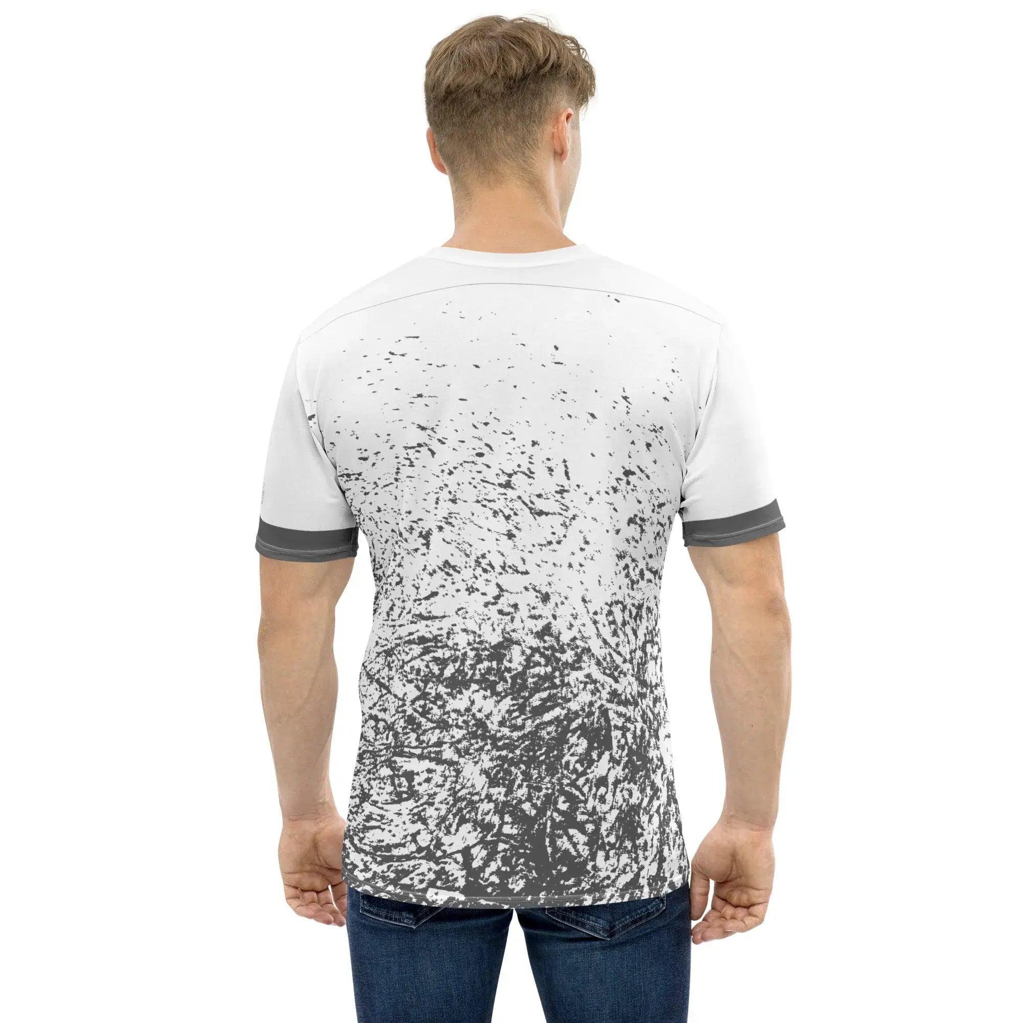 Rückenansicht eines Mannes im weißen Herren-T-Shirt mit grauem abstrakten Print und Jeans