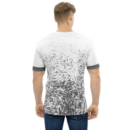 Rückenansicht eines Mannes im weißen Herren-T-Shirt mit grauem abstrakten Print und Jeans
