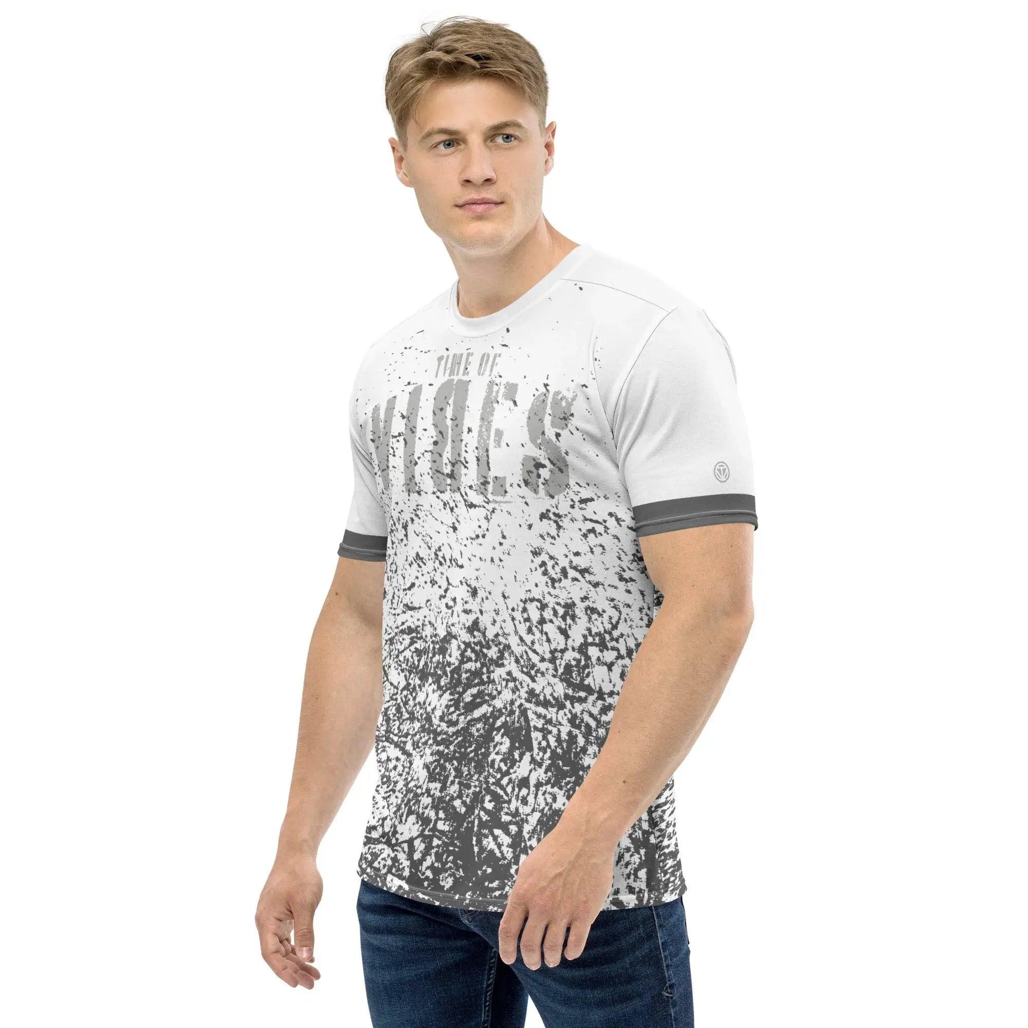 Mann trägt weißes All-Over-Print T-Shirt mit &