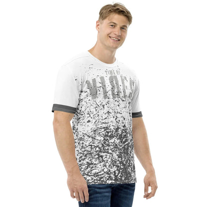 Mann trägt weißes Allover-T-Shirt mit abstraktem Schwarz-Weiß-Muster und Textprint