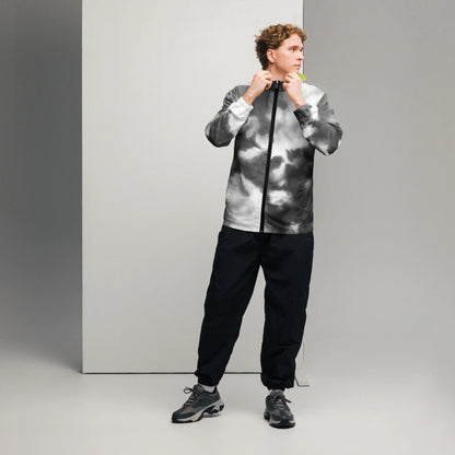 Mann in grau-weißer Trainingsjacke mit Wolken-Print und schwarzer Hose