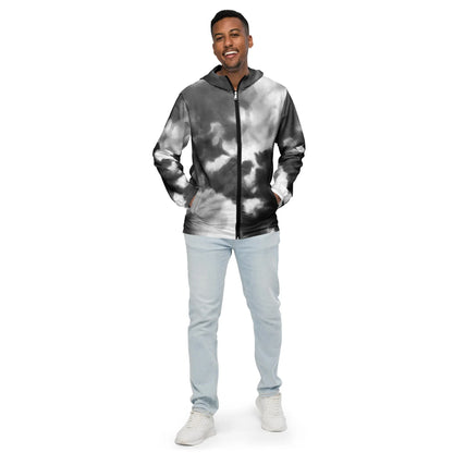 Mann in einer schwarz-weißen Tie-Dye Zip-Hoodie und hellblauen Jeans vor weißem Hintergrund