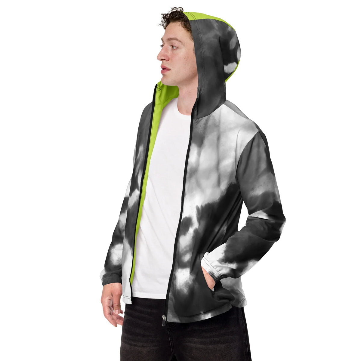 Mann in einer schwarz-weißen Tie-Dye Jacke mit neongelbem Innenfutter und Kapuze
