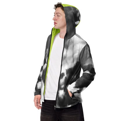 Mann in einer schwarz-weißen Tie-Dye Jacke mit neongelbem Innenfutter und Kapuze
