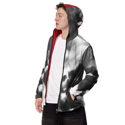 Mann in einer schwarz-weißen Tie-Dye Jacke mit rotem Innenfutter und Kapuze