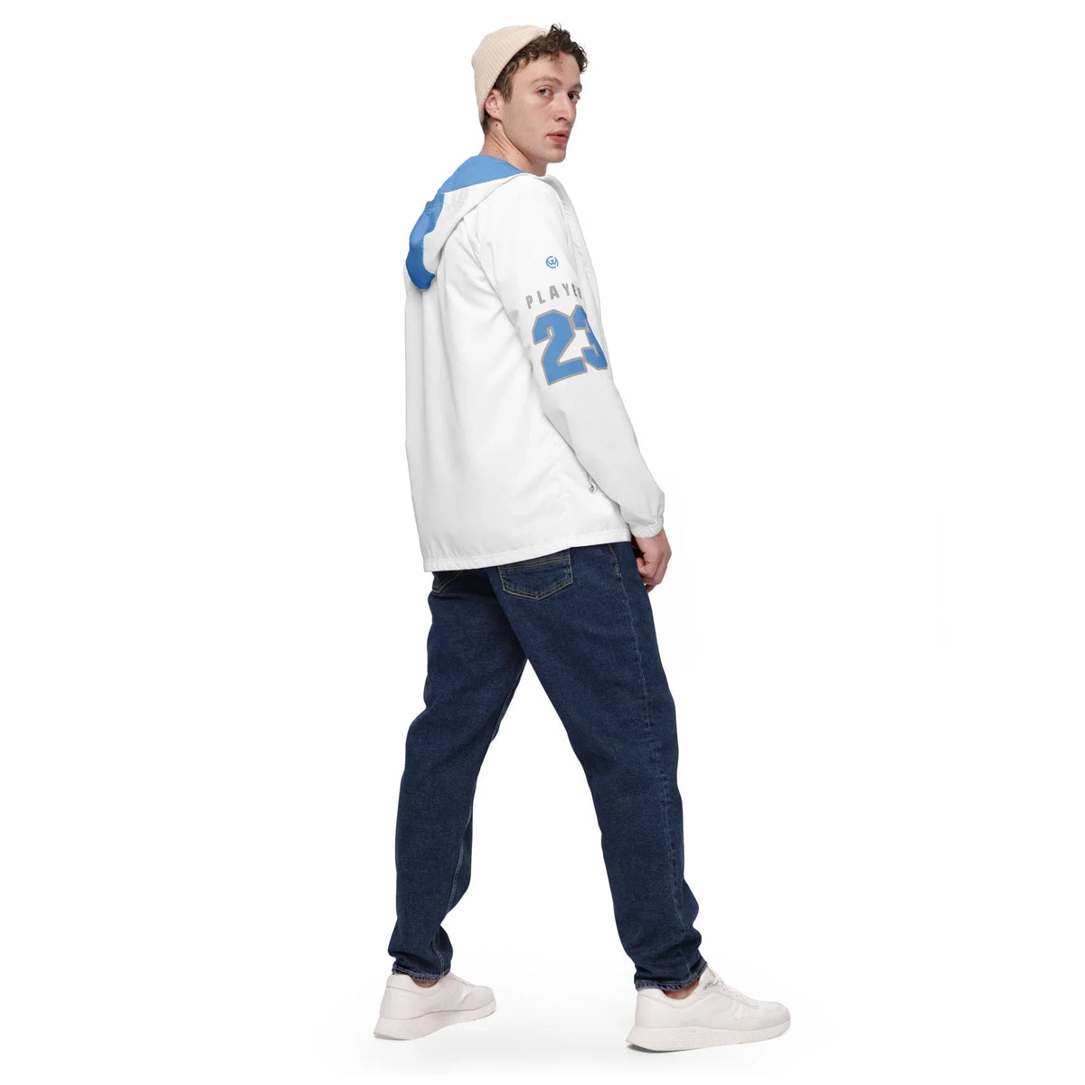 Mann in weißer personalisierter Kapuzenjacke mit blauen Details und dunkelblauen Jeans.