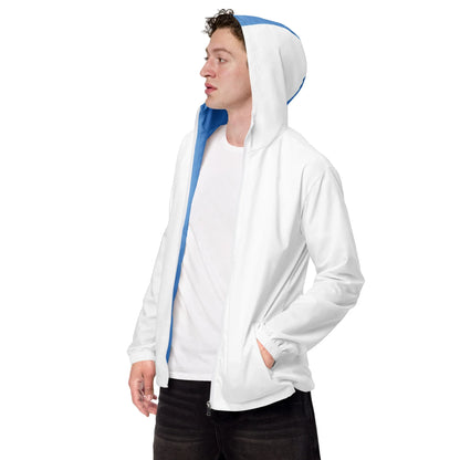 Mann trägt eine weiße, personalisierbare Windjacke mit blauer Innenseite und Kapuze.