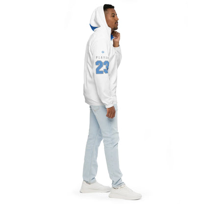 Mann in weißem personalisiertem Hoodie mit blauer Nummer 23 und hellblauen Jeans