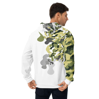 Rückansicht eines Mannes im weißen CREWILD Premium Hoodie mit grünem Camouflage-Print.