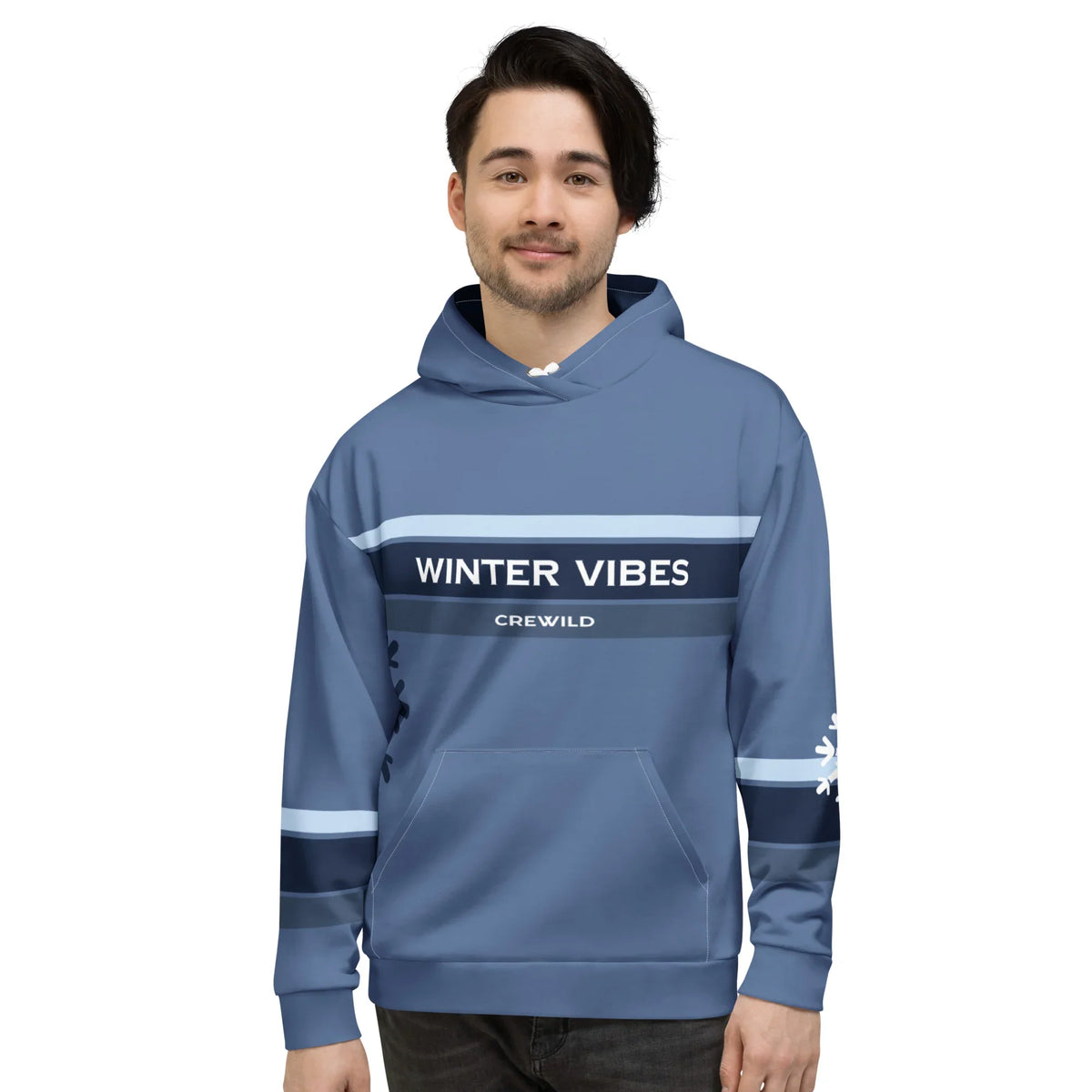 Mann trägt den blauen CREWILD Unisex Hoodie mit der Aufschrift WINTER VIBES