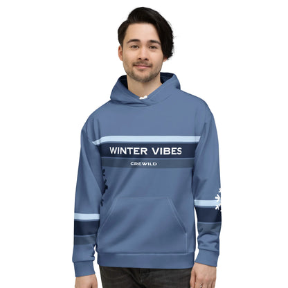 Mann trägt den blauen CREWILD Unisex Hoodie mit der Aufschrift WINTER VIBES