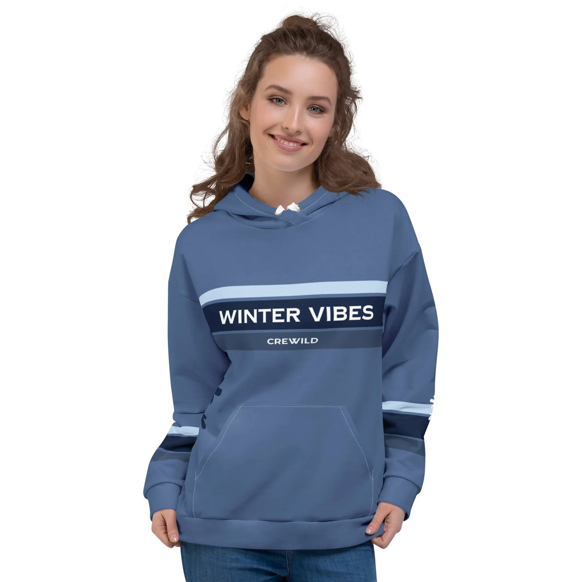 Frau trägt einen blauen CREWILD Hoodie mit dem Aufdruck WINTER VIBES.