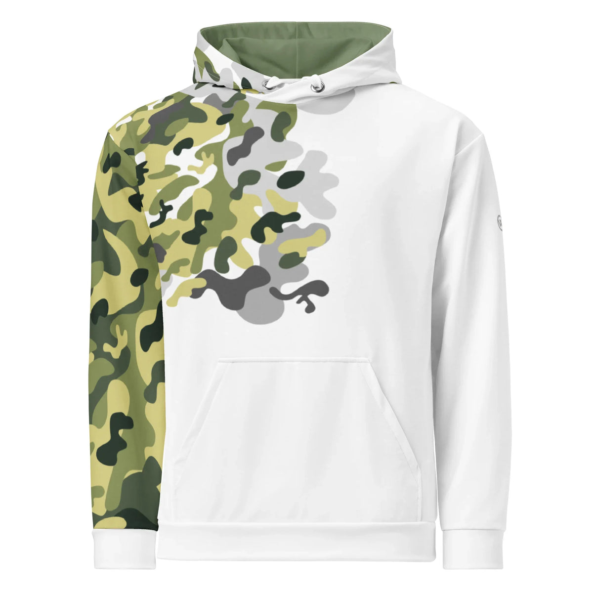 Weißer CREWILD Premium Hoodie mit grünem Camouflage-Muster auf der rechten Seite.