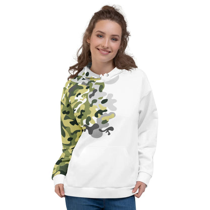 Frau trägt weißen CREWILD Premium Hoodie mit grünem Camouflage-Muster auf einer Seite