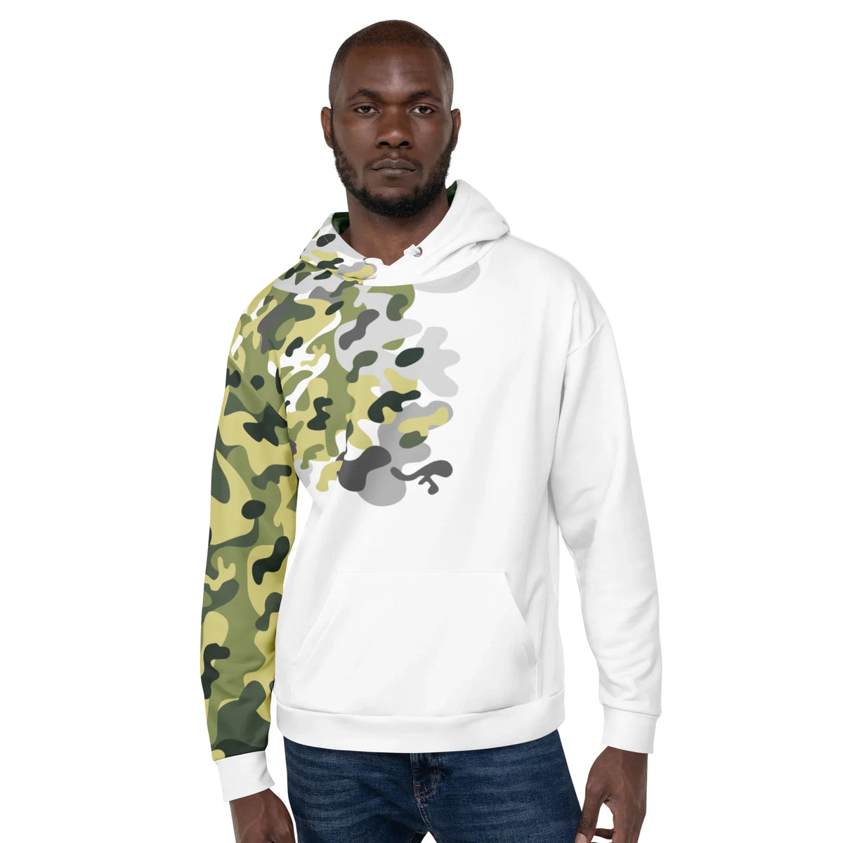 Mann trägt weißen CREWILD Premium Hoodie mit grünem Camouflage-Muster auf einer Seite.
