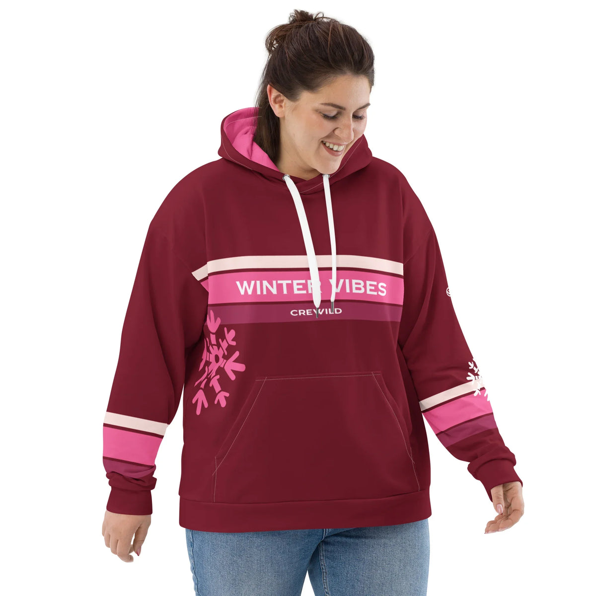 Frau trägt dunkelroten CREWILD Hoodie mit &