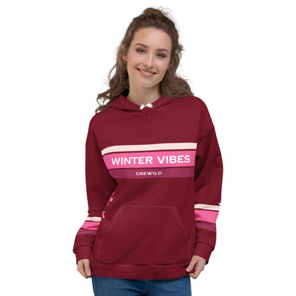 Frau trägt dunkelroten CREWILD Hoodie mit &