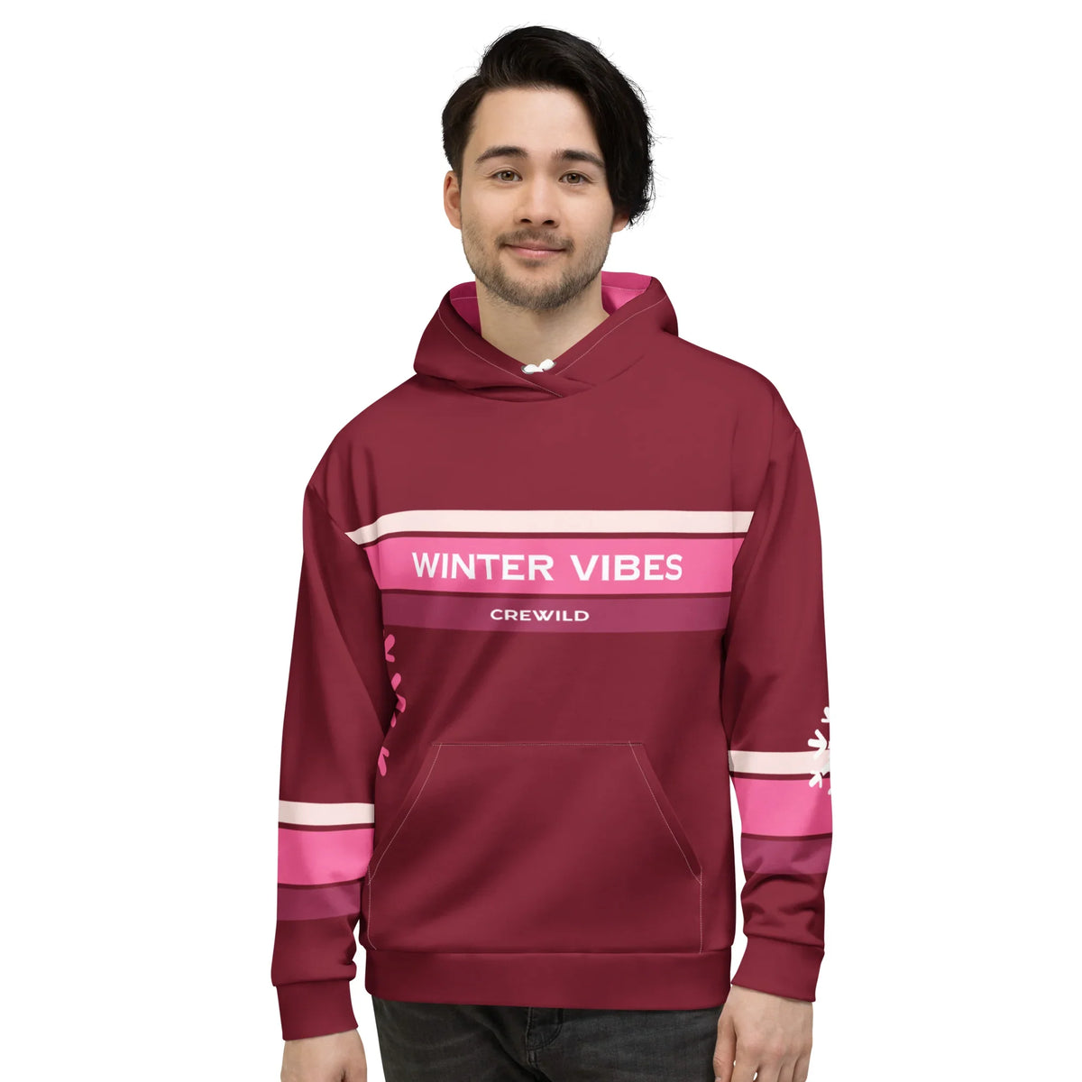 Mann trägt dunkelroten CREWILD Hoodie mit &