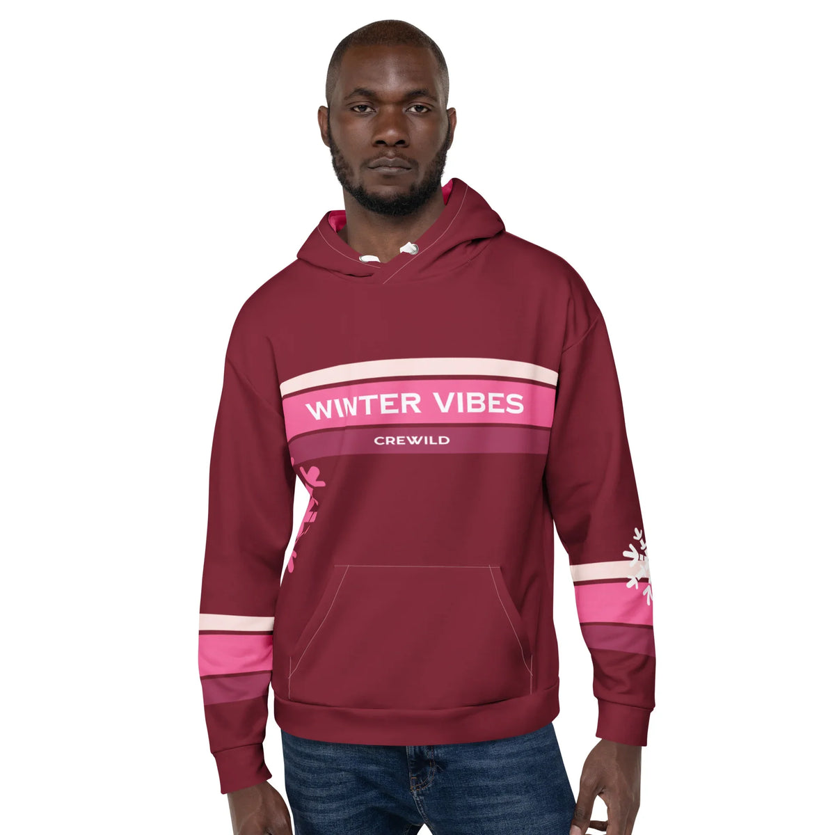 Mann in dunkelrotem CREWILD Hoodie mit dem Aufdruck WINTER VIBES und pinken Streifen.