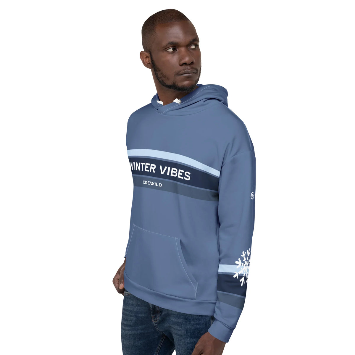 Mann trägt blauen CREWILD Hoodie mit &